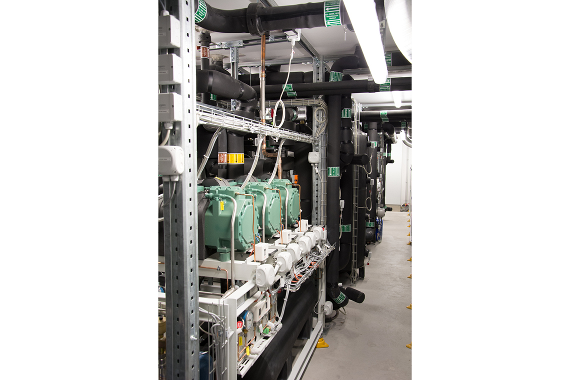 CO₂ cascade with three green BITZER ECOLINE compressors in steel construction